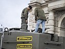 Der "Leopard" wird auch von oben begutachtet. (Bild öffnet sich in einem neuen Fenster)