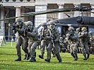 Gefechtsvorführung am Wiener Heldenplatz am 25. Oktober. (Bild öffnet sich in einem neuen Fenster)