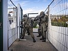 Die Kärntner Soldaten säubern ein Gebäude... (Bild öffnet sich in einem neuen Fenster)