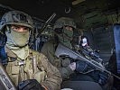 Im Hubschrauber warten die Soldaten auf die Landung. (Bild öffnet sich in einem neuen Fenster)