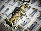 Ein Soldat im ABC-Schutzanzug in Wien. (Bild öffnet sich in einem neuen Fenster)