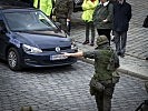 Am Checkpoint trifft ein verdächtiges Fahrzeug ein. (Bild öffnet sich in einem neuen Fenster)