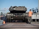 Ein "Leopard" 2A4 bei der Entladung. (Bild öffnet sich in einem neuen Fenster)