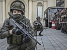 Schützen sichern den Checkpoint. (Bild öffnet sich in einem neuen Fenster)