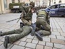 Gegner werden festgenommen. (Bild öffnet sich in einem neuen Fenster)