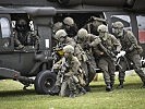 Die Soldaten landen... (Bild öffnet sich in einem neuen Fenster)