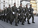 Der Ehrenzug marschiert am Grazer Hauptplatz ein. (Bild öffnet sich in einem neuen Fenster)