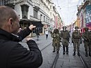 Begehrte Fotomotive: Die Soldaten in der Innenstadt. (Bild öffnet sich in einem neuen Fenster)