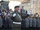 Der Militärkapellmeister dirigiert seine Militärmusiker. (Bild öffnet sich in einem neuen Fenster)