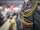 Rotweiße Kragenspiegel und die goldene Fangschnur - Zeichen der Garde. (Bild öffnet sich in einem neuen Fenster)