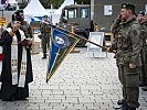 Militärgeistlicher segnet Kompaniewimpel einer Milizkompanie. (Bild öffnet sich in einem neuen Fenster)