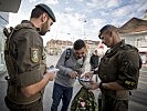Die Soldaten beanworteten zahlreiche Fragen der Besucher. (Bild öffnet sich in einem neuen Fenster)