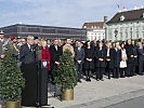 Bundespräsident Alexander Van der Bellen wünscht den Soldaten alles Gute. (Bild öffnet sich in einem neuen Fenster)