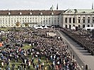 Eine Tausendschaft an Zuschauern verfolgt die Angelobung. (Bild öffnet sich in einem neuen Fenster)
