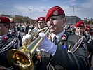Das rote Barrett - Zeichen des Gardesoldaten. (Bild öffnet sich in einem neuen Fenster)