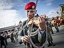 Ein Musiker der Gardemusik am Wiener Heldenplatz. (Bild öffnet sich in einem neuen Fenster)