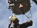 Die Windenbergung mit der "Alouette" III. (Bild öffnet sich in einem neuen Fenster)
