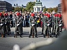 Beginn des Exerzierens mit dem Gewehr. (Bild öffnet sich in einem neuen Fenster)