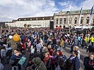 Tausende Zuseher am Heldenplatz rund um die Uhr. (Bild öffnet sich in einem neuen Fenster)