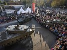 "Panzerbalett" am Heldenplatz. (Bild öffnet sich in einem neuen Fenster)
