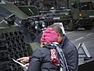 Kartenstudium beim Pionierpanzer. (Bild öffnet sich in einem neuen Fenster)