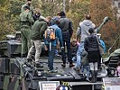 Am Schützenpanzer Ulan. (Bild öffnet sich in einem neuen Fenster)