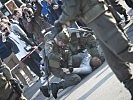 Milizsoldaten demonstrieren die Kontrolltätigkeit an einem Checkpoint. (Bild öffnet sich in einem neuen Fenster)