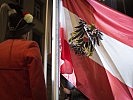 Die Flagge wird gehisst. (Bild öffnet sich in einem neuen Fenster)