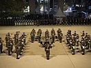 Die Militärmusik Tirol spielt am Eduard Wallnöfer Platz.