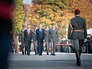 Der Kommandant der ausgerückten Ehrenformation am Weg zur Meldung. (Bild öffnet sich in einem neuen Fenster)