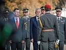 Meldung an den Bundespräsidenten zum Beginn der Kranzniederlegungen. (Bild öffnet sich in einem neuen Fenster)