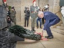 Bundespräsident Van der Bellen bei der Kranzniederlegung. (Bild öffnet sich in einem neuen Fenster)