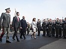 Die Vertreter der Bundesregierung beim Abschreiten der Ehrenformation. (Bild öffnet sich in einem neuen Fenster)