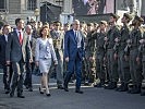 Starlinger, Bierlein u. Van der Bellen beim Abschreiten der Front. (Bild öffnet sich in einem neuen Fenster)