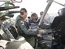 Einweisung in das Cockpit einer Saab 105OE. (Bild öffnet sich in einem neuen Fenster)