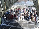 Blick aus dem Laderaum der C-130 Hercules. (Bild öffnet sich in einem neuen Fenster)