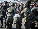 Milizsoldaten der Jägerbataillone Wien 1 und 2 bei der Gefechtsvorführung. (Bild öffnet sich in einem neuen Fenster)