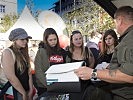 Ein Mitarbeiter des Heerespersonalamtes informiert über Karrierechancen. (Bild öffnet sich in einem neuen Fenster)