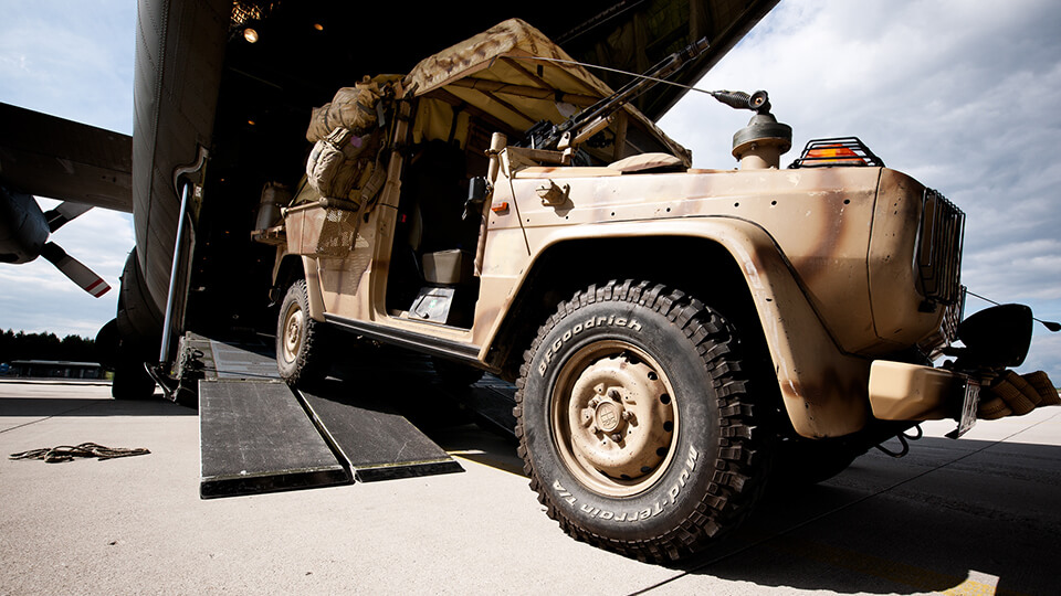 Bundesheer Fahrzeug wird aus Flugzeug entladen