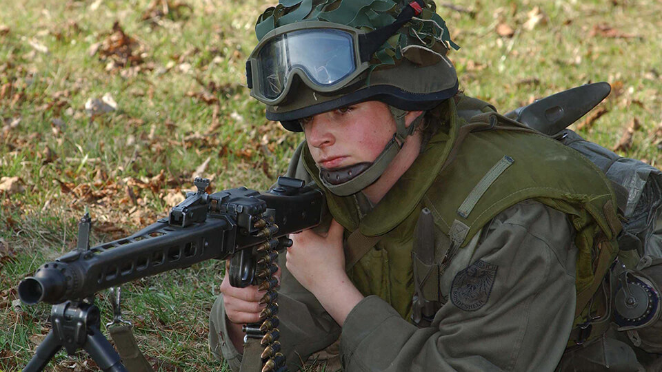 Österreichischer Bundesheer Soldat mit Gewähr MG74 in Deckung