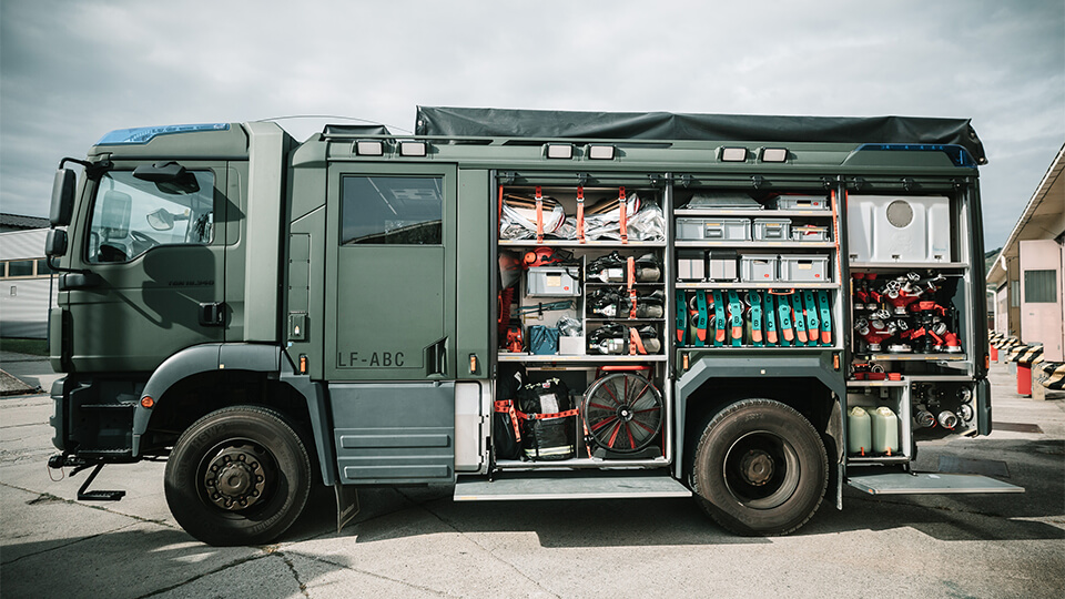 Galerie Bevölkerungsschutz: Fahrzeug LF ABC aus der Seitenansicht im geöffneten Zustand 