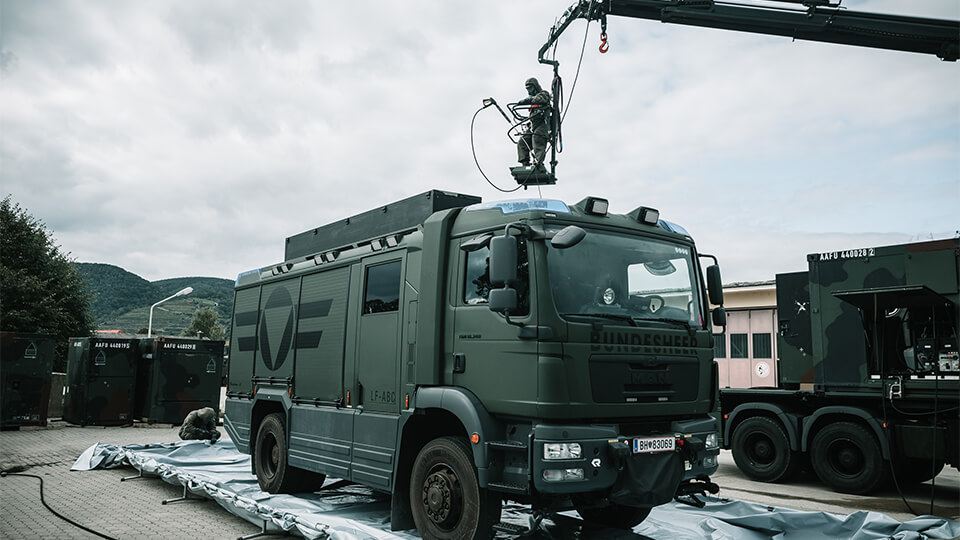 Galerie Bevölkerungsschutz: Fahrzeug LF ABC während der Reinigung