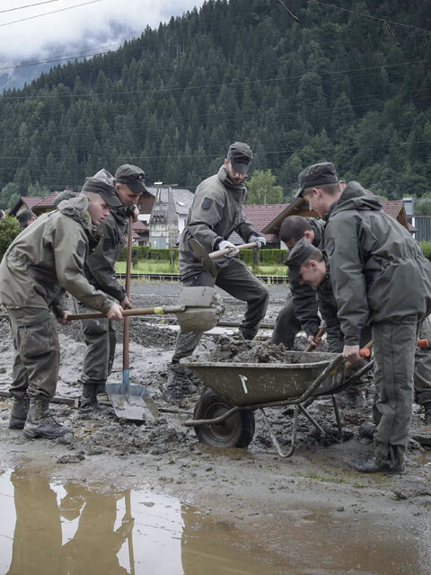 Österreichische Bundesheeresoldaten bei der Katastrophenhilfe