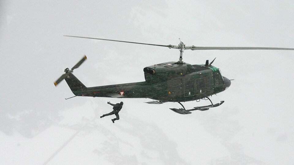Fallschirmspringer springt aus AP-212 des Österreichischen Bundesheereses