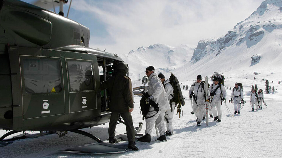 AP-212 des Österreichischen Bundesheereses als Transportmittel in den Bergen