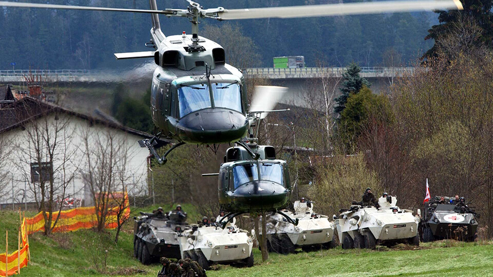 AP-212 des Österreichischen Bundesheereses fliegen bei einer Katastrophenübung