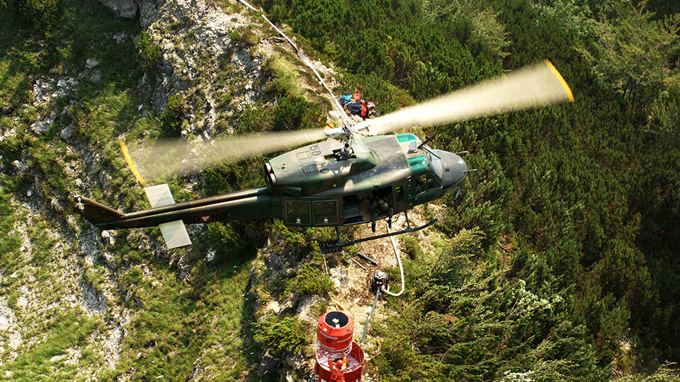 AP-212 des Österreichischen Bundesheereses fliegt im Wald