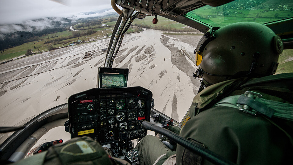 Pilotenansicht aus dem Hubschauber über das Überschwemmungsgebiet
