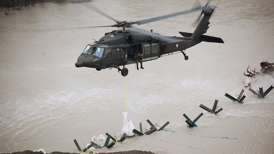 Hubschauber über Überschwemmungsgebiet