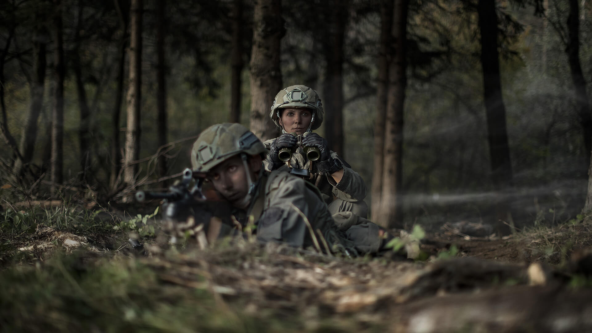 Österreichische Bundesheer Soldaten beobachten die Lage